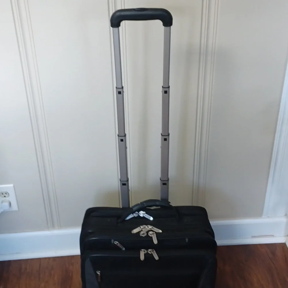 Foray Rolling Laptop/Computer/Pilot/Flight Travel Bag. Multiple Partitions - Picture 14 of 16